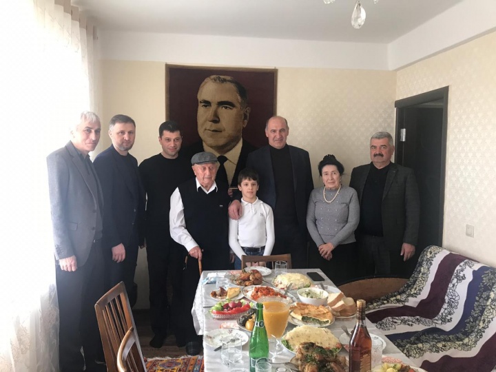 Нурмагомед Задиев и Хучбар Хучбаров поздравили Магомеда Махулова и Гази Магомедова с Днем защитника Отечества.